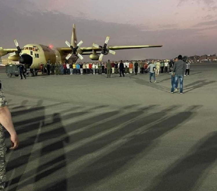 مغادرة الجنود المصريين في السودان إلى قاعدة عسكرية مصرية ووصول الدفعة الأولى إلى القاهرة
